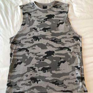 Men’s Oakley gym tank top. Large